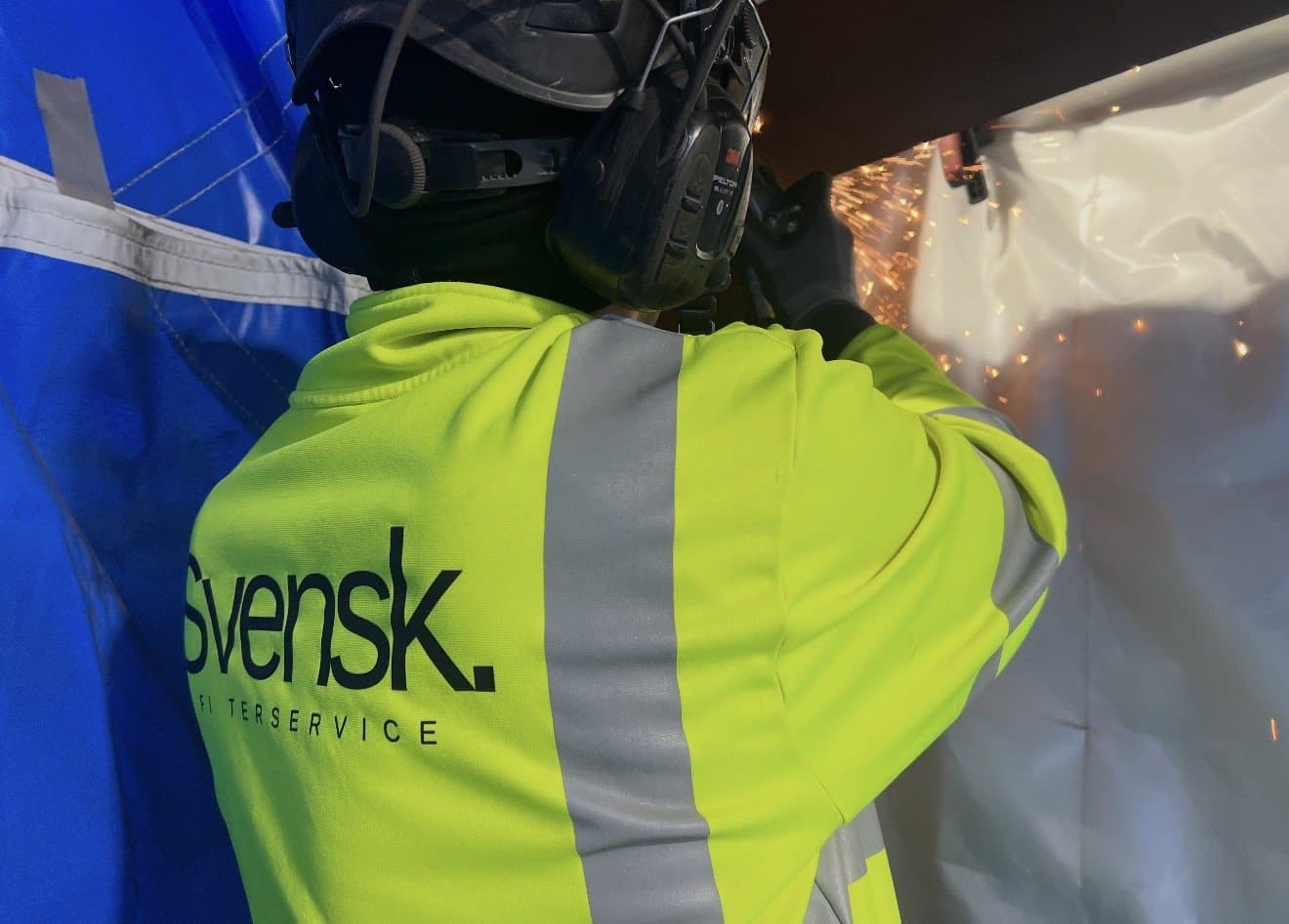 Tekniker från Svensk Filterservice utför industriellt underhåll — gnistor flyger under arbete